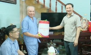 Phó Chủ tịch UBND tỉnh Phạm Văn Thịnh thăm, tặng quà người có công phường Tân An